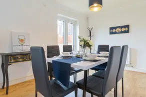 Charming City Centre House for Work and Comfort - Image 3