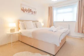 Charming City Centre House for Work and Comfort - Image 2