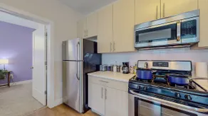 Stylish Home with Free Parking - Image 4