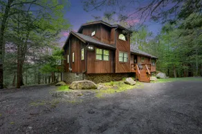 Cozy house in Poconos with hot tub, king bed - Image 2