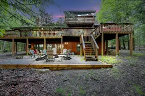 Cozy house in Poconos with hot tub, king bed - Image 4