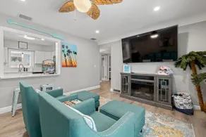 Spacious and Short Drive to Beach - Image 3