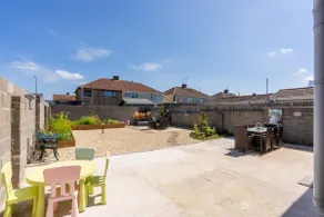 Relaxing & Accessible Family Escape by the coast - Image 2