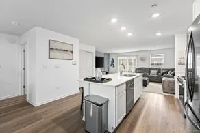 Luxury Townhome in Tinley Park Near Shops & Train - Image 5