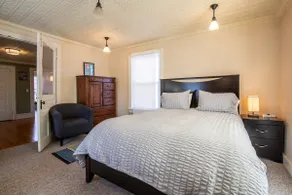 The Haven: A Spacious Downtown Victorian Apartment - Image 4