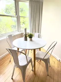 CBD 2 Bed Apartment - Filled with Natural Light - Image 2