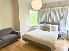 CBD 2 Bed Apartment - Filled with Natural Light - Image 3
