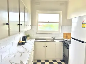 CBD 2 Bed Apartment - Filled with Natural Light - Image 4