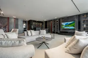 VVIP Black Diamond Penthouse | Rooftop, +Terrace - Image 2
