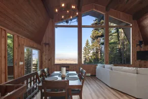 Spacious Mountain View Retreat - Image 4
