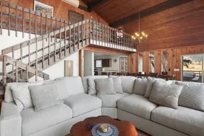 Spacious Mountain View Retreat - Image 2