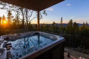 NØRR – King Beds, Hot Tub and Mountain Views - Image 4