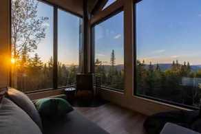 NØRR – King Beds, Hot Tub and Mountain Views - Image 2