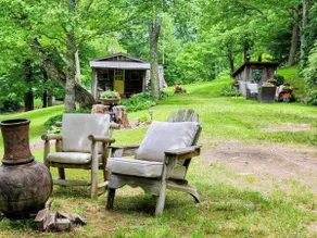 Affordable charm on 3 private rolling acres - Image 5