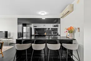 Stylish Ground Floor Apt w/ Pool, Gym & Car Park - Image 4