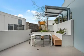 Stylish Ground Floor Apt w/ Pool, Gym & Car Park - Image 3