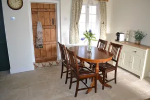 Cosy Modern Pretty Country Cottage - Image 2
