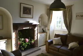 Cosy Modern Pretty Country Cottage - Image 4