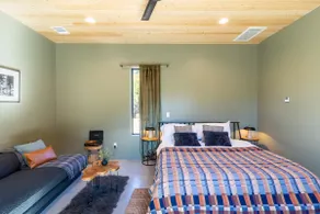 Modern Hill Country Guest House - Image 4