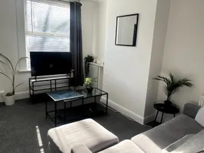 Cosy 2-Bed Home - Central Location Near Town & Train Station - Image 4