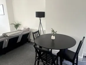 Cosy 2-Bed Home - Central Location Near Town & Train Station - Image 3