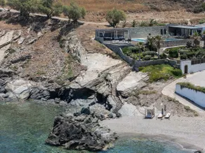 Sapphire Shores: Beachfront Retreat by etouri - Image 4