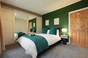Modern 3 Bed Home | FREE Parking, Ideal for Group - Image 5