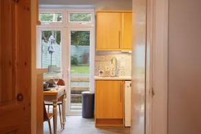 Modern 3 Bed Home | FREE Parking, Ideal for Group - Image 2
