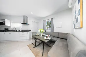 Amazing 2BR SuitePoolPatioBBQ5 min-Palm Beach - Image 3