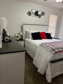 The cozy crimson cottage Sleeps 5 2 ml to OU - Image 2
