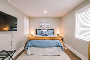 Spacious 2b/1bath Home w private deck - Downtown! - Image 3