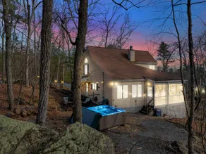 Forest Getaway Chalet: HotTub, Sauna, Pool, Lake - Image 5