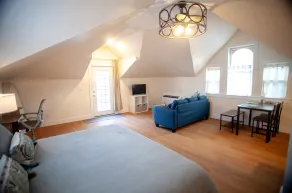 Upscale studio on the park - Image 4