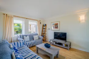 Two bed flat, sea view & parking - Image 2
