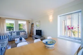 Two bed flat, sea view & parking - Image 4