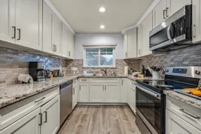 King Suite Gem/3 beds 2 baths/Large Yard - Image 2