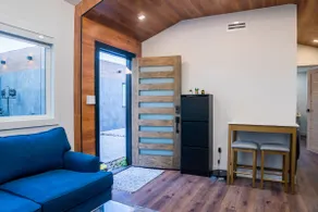A Beautiful & Modern Guest House - Image 4