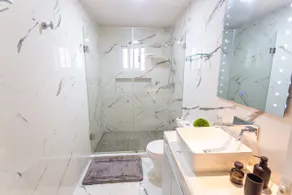 Luxury 2BR, Kitchen, TVs, WiFi - Image 3