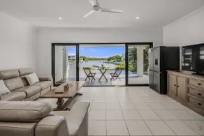Scenic 5-Bed Riverview Classic & Relaxing Escape - Image 2