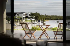 Scenic 5-Bed Riverview Classic & Relaxing Escape - Image 5