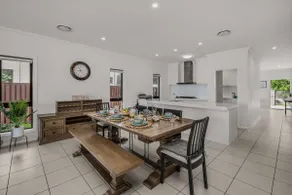 Scenic 5-Bed Riverview Classic & Relaxing Escape - Image 4