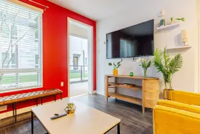 Chic & Colorful Apartment in Griffith - Image 2