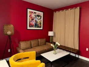 Chic & Colorful Apartment in Griffith - Image 5