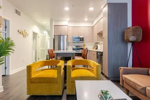 Chic & Colorful Apartment in Griffith - Image 3