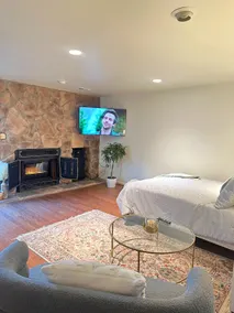 Cozy Studio Apt/With a Fireplace & backyard oasis - Image 5