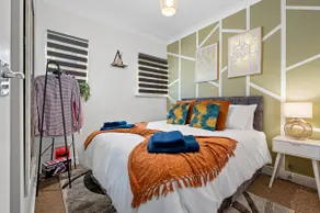 Modern Apartment by the Sea - Image 4