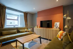 Central Harrogate townhouse apartment with parking - Image 2
