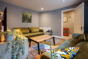 Central Harrogate townhouse apartment with parking - Image 3