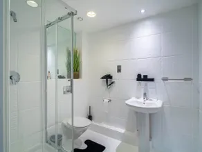 Modern 2 Bed Apartment Near Leeds Station Sleeps 5 - Image 2