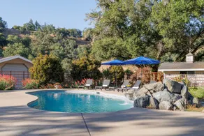 Luxurious & Serene Estate: Sleeps 20, Pool, Games! - Image 3
